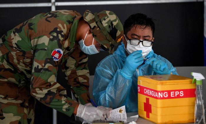 Quân đội Trung Quốc đang thúc đẩy ‘ngoại giao vaccine’ của Bắc Kinh