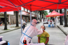 COVID-19 tiếp tục lây lan ở Trung Quốc, chính quyền thừa nhận những thay đổi trong trình tự DNA của virus