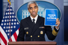 Tổng Y sĩ không loại trừ việc mở rộng lệnh bắt buộc chích vaccine cho các doanh nghiệp nhỏ