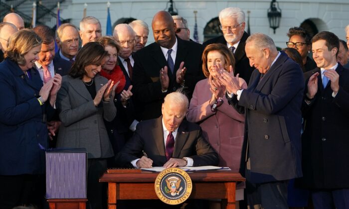 Tổng thống Biden ký Dự luật cơ sở hạ tầng trị giá 1.2 ngàn tỷ USD