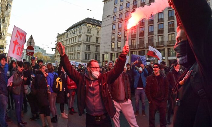 Các cuộc biểu tình nổ ra khắp Âu Châu nhằm phản đối phong tỏa, lệnh bắt buộc chích ngừa