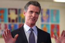 Thống đốc California bị kiện vì tình trạng khẩn cấp liên tục