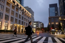 Nhật Bản công bố gói kích thích chi tiêu kỷ lục, ngược với xu hướng giảm dần trên toàn cầu