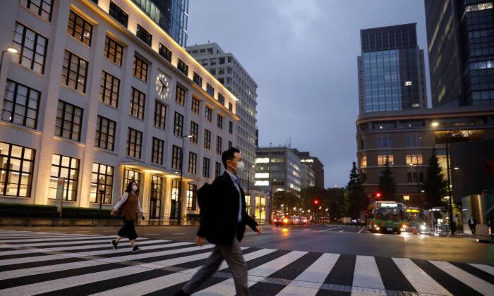 Nhật Bản công bố gói kích thích chi tiêu kỷ lục, ngược với xu hướng giảm dần trên toàn cầu