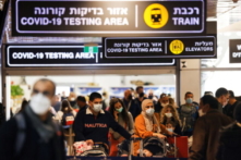 Du khách hoãn kế hoạch nghỉ lễ khi các nước thắt chặt biên giới vì Omicron