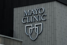 Các đoạn ghi âm tiết lộ quy trình cách ly bệnh nhân COVID-19 máy móc của bệnh viện