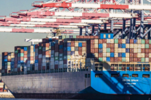 Các hiệp hội ngành thúc giục linh hoạt yêu cầu chích ngừa của ông Biden trước rủi ro tê liệt chuỗi cung ứng vốn đã căng thẳng