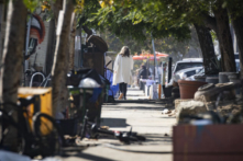 ‘Một thế giới điên rồ’: Khu vực cao cấp lân cận Los Angeles đang vật lộn với cuộc khủng hoảng vô gia cư ngày càng tồi tệ hơn