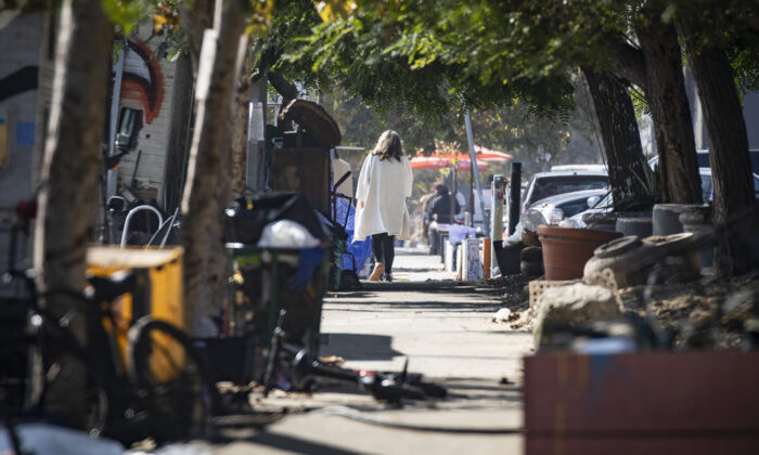 ‘Một thế giới điên rồ’: Khu vực cao cấp lân cận Los Angeles đang vật lộn với cuộc khủng hoảng vô gia cư ngày càng tồi tệ hơn