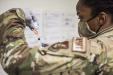 Hoa Kỳ: Hơn 10,000 quân nhân tại ngũ của Không quân chưa chích ngừa theo thời hạn