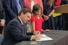 Thống đốc Florida thúc giục cắt giảm 1 tỷ USD thuế xăng và nhiên liệu của tiểu bang