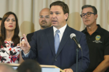 Thống đốc DeSantis công khai luật mới ngăn chủ doanh nghiệp yêu cầu chích ngừa