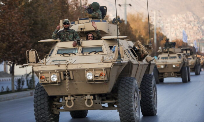Taliban tổ chức diễu binh ở Kabul với vũ khí mà Hoa Kỳ bỏ lại sau khi rút quân