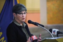 Thống đốc Kansas sẽ ký dự luật cho phép miễn chích ngừa rộng rãi