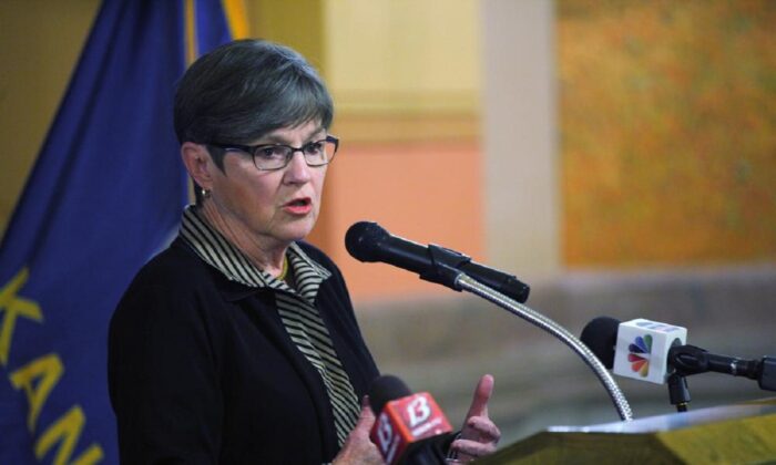 Thống đốc Kansas sẽ ký dự luật cho phép miễn chích ngừa rộng rãi