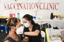 OSHA đình chỉ việc khai triển, thực thi lệnh bắt buộc chích ngừa