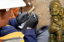 Tay cầm bằng đồng thời La Mã khắc họa cảnh người đàn ông bị bầy sư tử ăn thịt