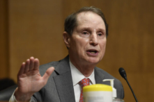 Con trai triệu phú của TNS Đảng Dân Chủ Wyden chỉ trích cha về đề nghị thuế tỷ phú