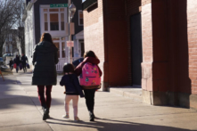 Cha mẹ cảnh báo về việc con em họ bị truyền bá tư tưởng chuyển giới