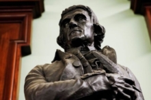 Tượng Thomas Jefferson bị di dời khỏi Tòa thị chính New York