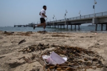 Ô nhiễm khẩu trang toàn cầu tăng hơn 8,000 phần trăm do các lệnh bắt buộc