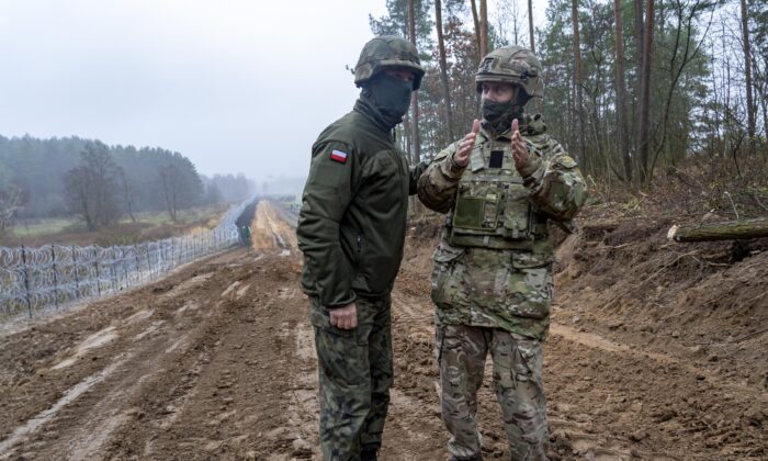 “Anh điều thêm quân đến Ba Lan và Lithuania” và “biên giới Belarus”