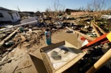Kentucky dọn đống đổ nát sau lốc xoáy, 12 trẻ em thiệt mạng