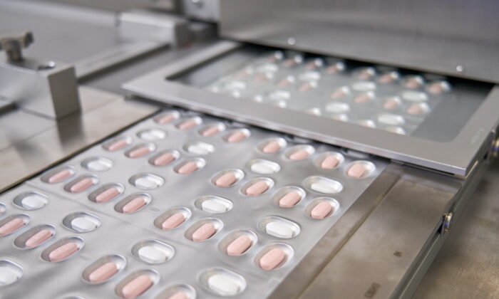 FDA cấp phép thuốc điều trị COVID-19 của Pfizer vài tuần sau khi chính phủ ký thỏa thuận trị giá 5 tỷ USD 