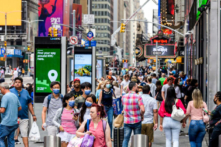 Lạm phát gia tăng có thể khiến hàng triệu gia đình Mỹ phải chi tiêu thêm