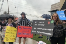 Một học sinh đã chích vaccine để đổi lấy bánh pizza ở trường LA