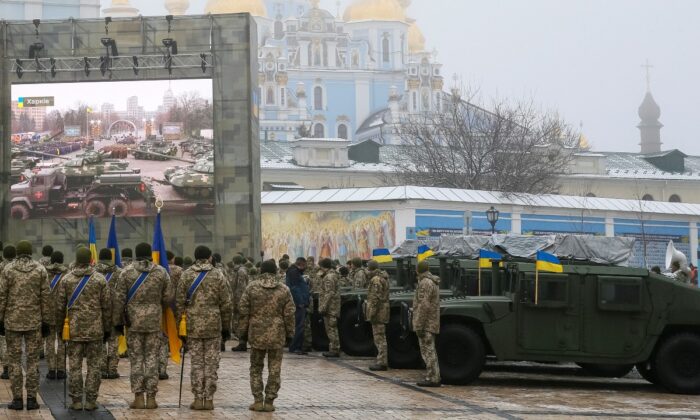 Ukraine trình diễn khí tài quân sự Hoa Kỳ, cam kết chống lại Nga
