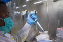 Số ca nhiễm Omicron có xu hướng giảm ở Nam Phi 