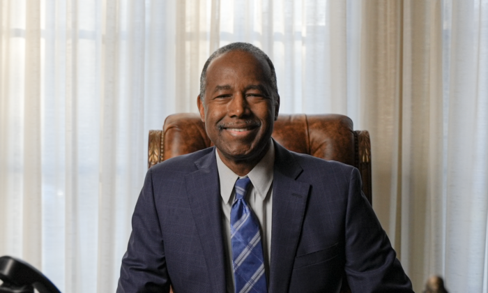 Bác sĩ Ben Carson: Đại dịch COVID-19 có thể được giải quyết nhanh chóng nếu gạt chính trị qua một bên