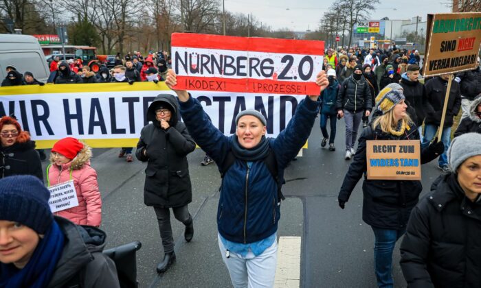 Hàng ngàn người biểu tình ở Đức trước khi các biện pháp COVID-19 có hiệu lực vào thứ Ba