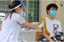 Việt Nam tối 2/12: Gần 13,700 ca nhiễm mới, Thanh Hóa ghi nhận hơn 120 trẻ nhập viện sau chích ngừa, dừng lô vaccine COVID-19