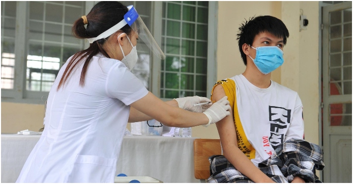 Việt Nam tối 2/12: Gần 13,700 ca nhiễm mới, Thanh Hóa ghi nhận hơn 120 trẻ nhập viện sau chích ngừa, dừng lô vaccine COVID-19
