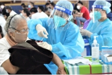 Việt Nam sáng 3/12: Sắp nhận thêm 500,000 liều vaccine COVID-19 từ Trung Quốc, Long An thu hồi quy định ‘HS chưa chích ngừa không được đến trường’