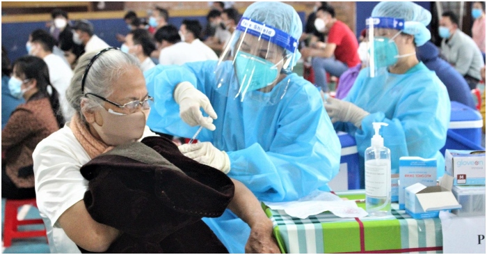 Việt Nam sáng 3/12: Sắp nhận thêm 500,000 liều vaccine COVID-19 từ Trung Quốc, Long An thu hồi quy định ‘HS chưa chích ngừa không được đến trường’
