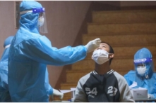 Việt Nam: 70% phụ huynh lớp 1 ở Sài Gòn chưa muốn con học trực tiếp, học sinh Hà Nội ngày đầu đến trường