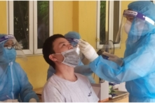 COVID-19 tại Việt Nam ngày 11/12: Hơn 16,000 ca nhiễm mới, một quận và 13 phường ở Hà Nội thành ‘vùng cam’, Cần Thơ có 7/9 quận thành vùng đỏ