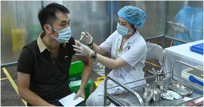 COVID-19 tại Việt Nam ngày 13/12: Hơn 15,000 ca nhiễm mới, Hà Nội vượt Sài Gòn với 1,000 ca, F0 ở Bình Dương không được hỗ trợ điều trị