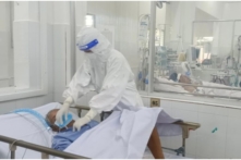 COVID-19 tại Việt Nam ngày 26/12: Hơn 15,000 ca nhiễm mới, chích vaccine tại nhà cho nhóm nguy cơ cao, Hà Nội có hơn 300 F0 nặng, nguy kịch