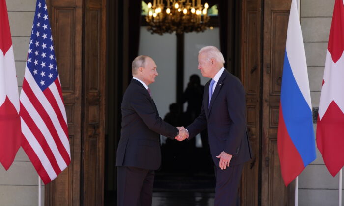TT Biden cảnh báo sẽ trừng phạt kinh tế nếu Nga xâm lược Ukraine