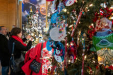 Các nhà bán lẻ sẵn sàng cho tuần lễ Giáng Sinh cao điểm bất chấp nỗi lo về chuỗi cung ứng và Omicron