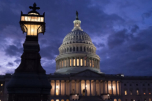 Thượng viện thông qua Dự luật tạm thời ngăn chính phủ đóng cửa
