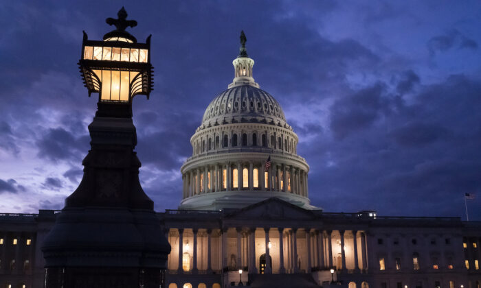 Thượng viện thông qua Dự luật tạm thời ngăn chính phủ đóng cửa