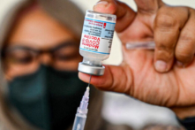 Nghiên cứu của CDC: Khả năng bảo vệ của vaccine mRNA ngừa COVID-19 giảm sút