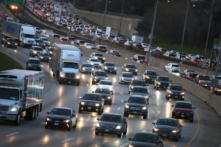 Du khách trong kỳ nghỉ không nao núng vì Omicron và giá xăng