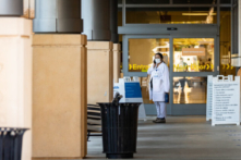 Các trung tâm CMS đình chỉ việc thực thi lệnh bắt buộc chích ngừa