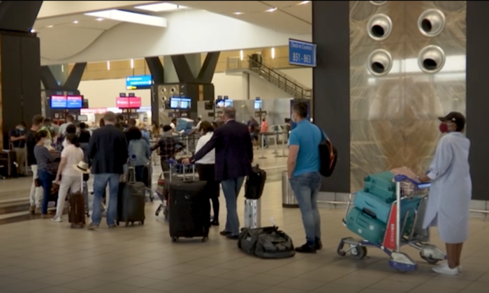 Du khách ngoại quốc cố gắng bay về nhà phải thất vọng tại phi trường ở Nam Phi